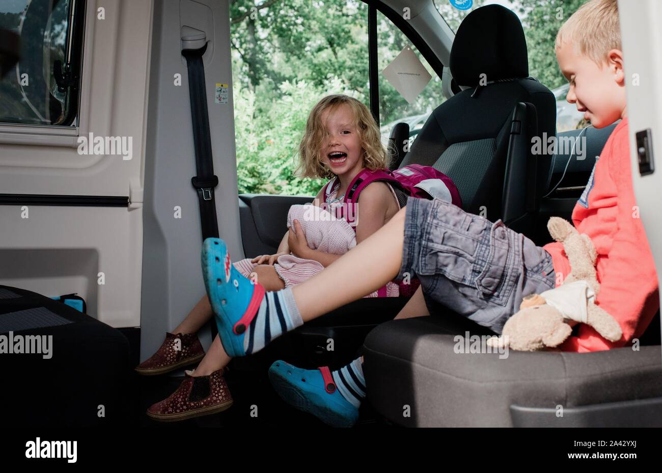 Bruder und Schwester saß im Wohnmobil Lachen auf Ferienhäuser Stockfoto