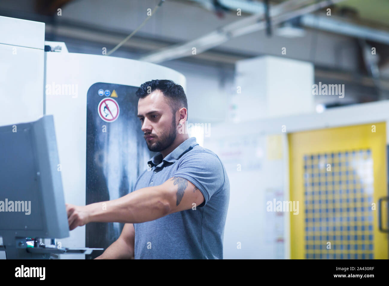 Techniker in der Schleiferei arbeiten Stockfoto