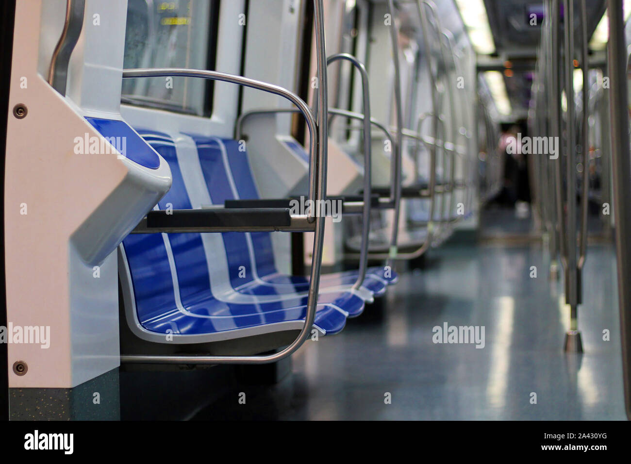 Einrichtung eines modernen und Leere u-bahn Auto. Entwicklung und Modernisierung des öffentlichen Verkehrs und der Metro. Stockfoto