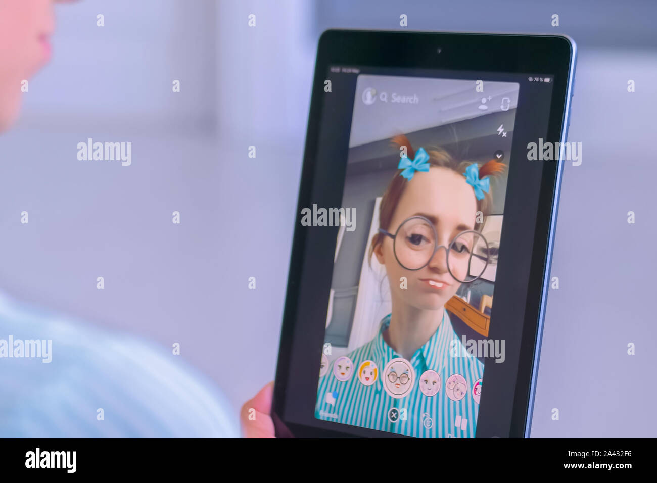 Snapchat multimedia Messager mit 3d face Mask filter auf Tablet Stockfoto