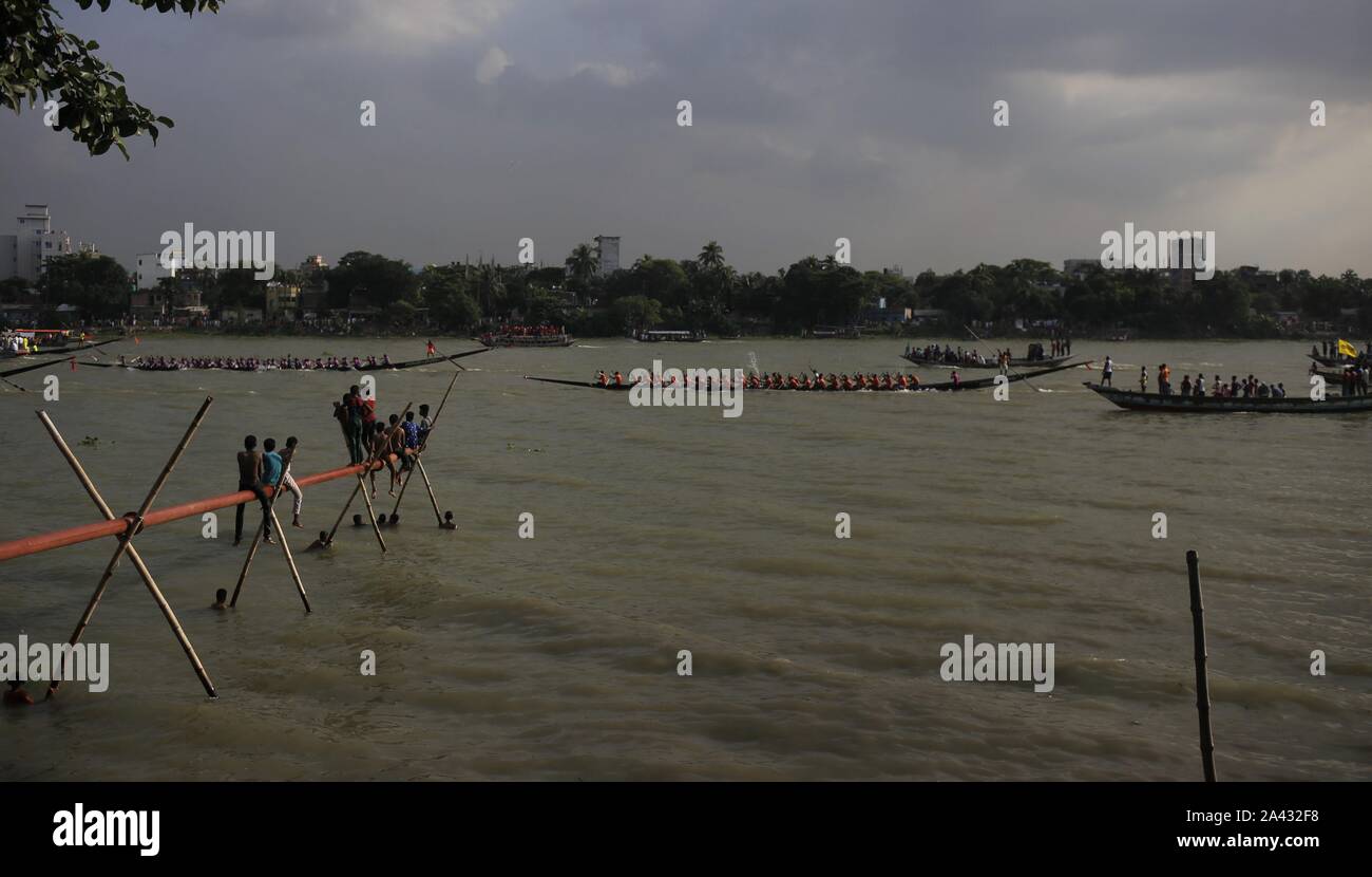 Dhaka, Bangladesch. 11 Okt, 2019. Eine jährliche Regatta oder Nouka Baich, in den Fluss Buriganga. Tausende von Menschen auf beiden Seiten des Flusses und auch auf die Boote versammelt, um den Tag lang Rennen zu genießen. Credit: MD Mehedi Hasan/ZUMA Draht/Alamy leben Nachrichten Stockfoto