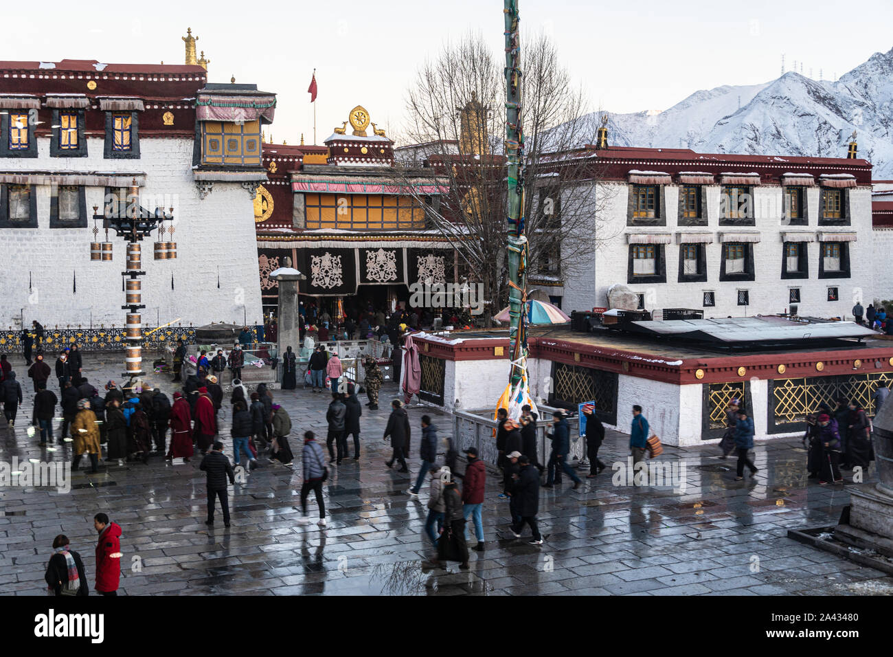 Lhasa, China - 26. Dezember 2018: Menschen führen eine kora um den Jokhang Tempel auf dem Barkhor Platz im Herzen der Altstadt von Lhasa in Tibet Stockfoto