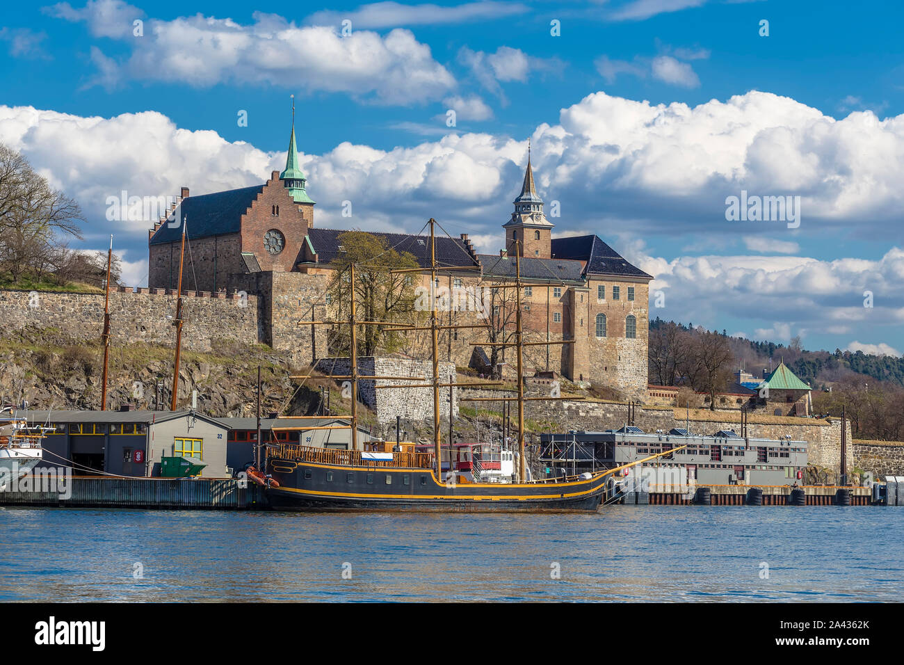 Burg und Festung Akershus, Kai und günstig Segelboot. Oslo. Norwegen Stockfoto