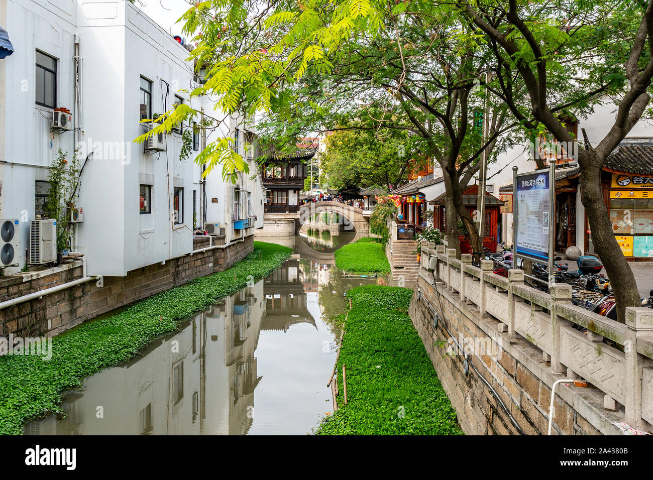 Shanghai Nanxiang Altstadt Canal City chinesischen Wohnhaus in der Nähe von Taiping Peace Bridge auf einem sonnigen blauen Himmel Tag Stockfoto