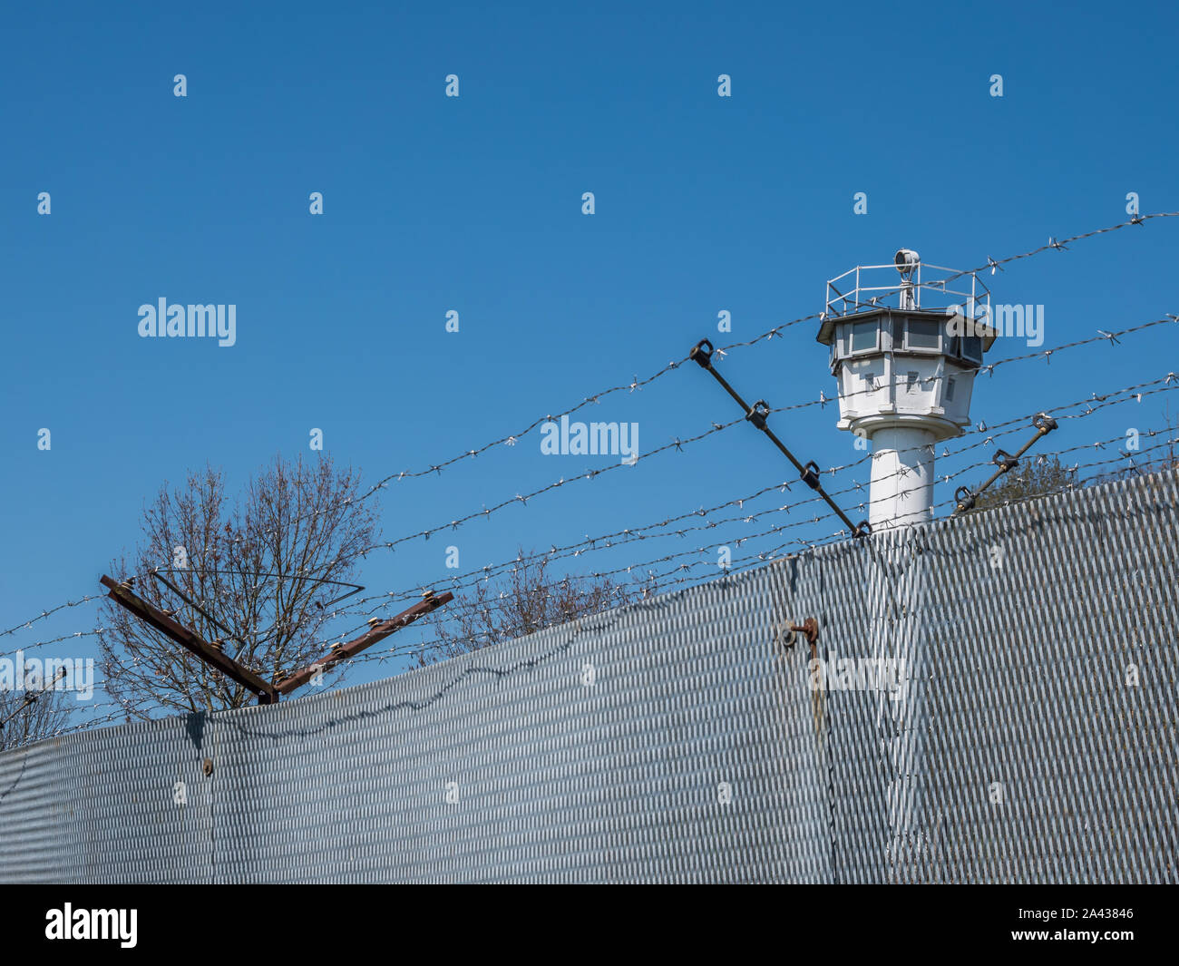Stacheldraht zaun mit Deutschen Wachtturm Grenze Stockfoto