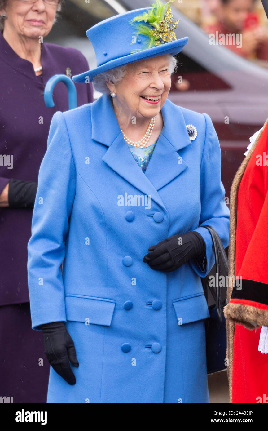 (191012) -- London, Oktober 12, 2019 (Xinhua) - die britische Königin Elizabeth II. besucht Haig Gehäuse Vertrauen ihre Entwicklung des neuen Gehäuses offiziell in London für Streitkräfte Veteranen und die Ex-service Community in London, Großbritannien, am Okt. 11, 2019. Die neue Entwicklung von fast 70 Häuser bieten maßgeschneiderte Unterkunft für schwer Verletzten und behinderten Veteranen. (Foto von Ray Tang/Xinhua) Stockfoto