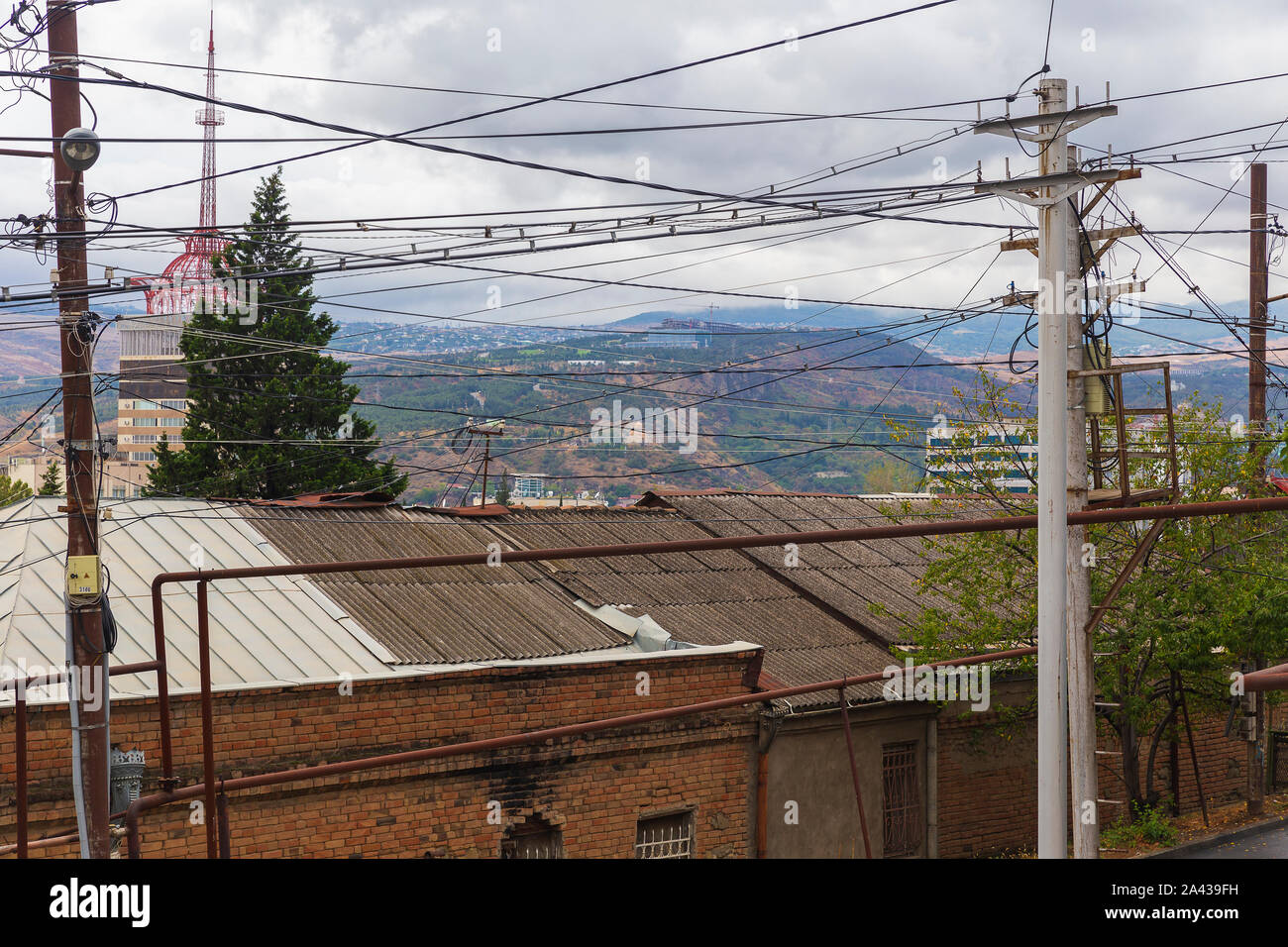 Die Kabel auf der Pole vor dem Hintergrund der Berge in Tiflis Stockfoto