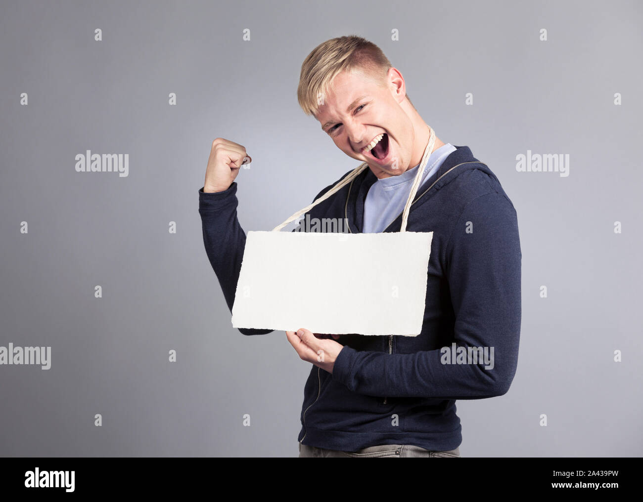 Überglücklich mann Vorlage leeres Namensschild. Stockfoto