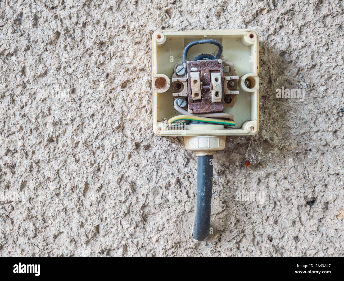 Zeit für die Renovierung des Lichtschalters Stockfoto