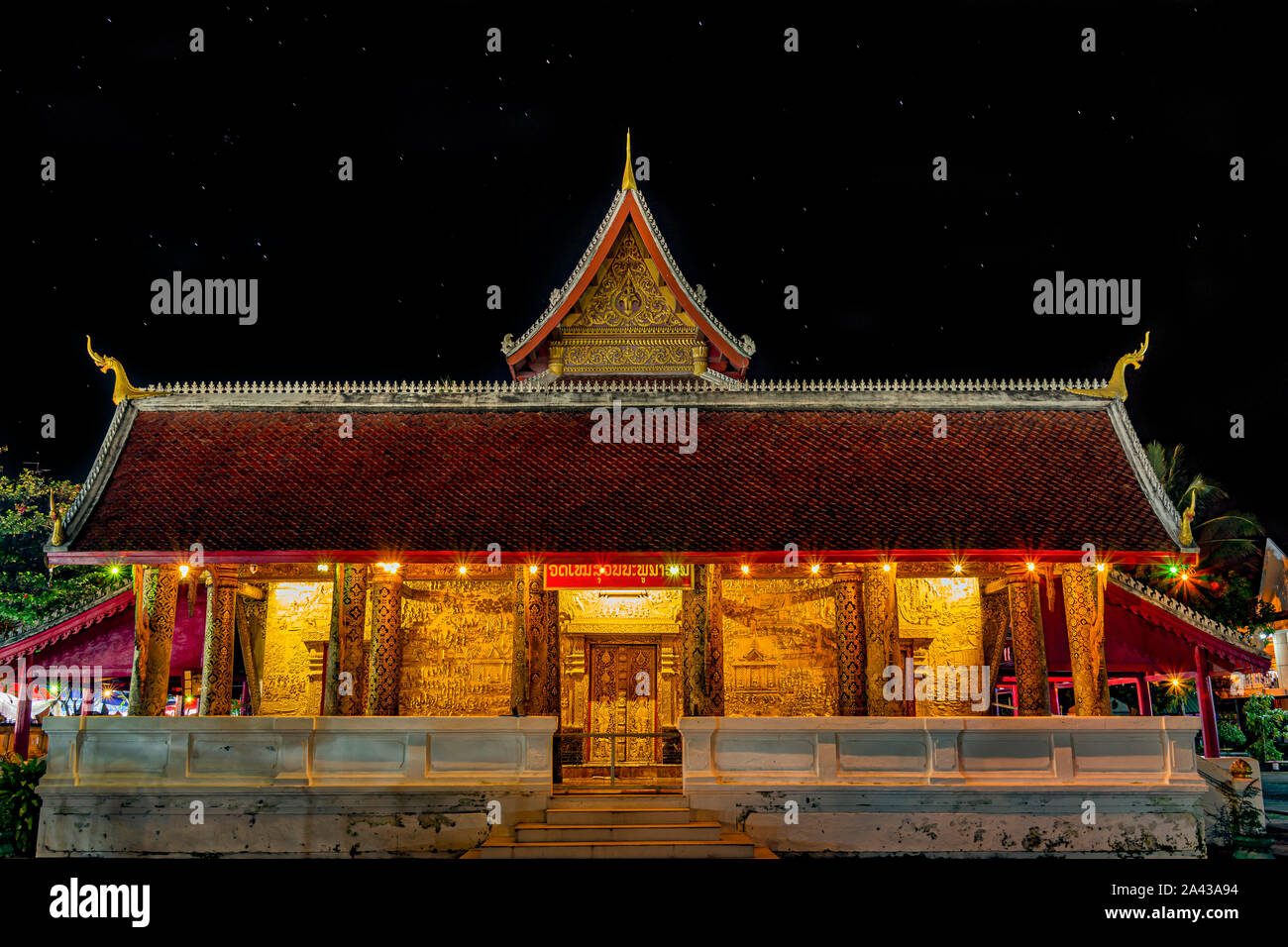 Night Shot eines erstaunlichen golden leuchtende Tempel in der malerischen Stadt Luang Prabang in Laos. Eine der besten Reiseziel in Südostasien Stockfoto