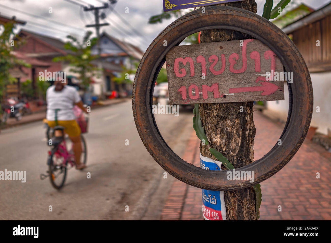 Eine strasse Werbung sign eine lokale Motorrad Werkstatt in Luang Prabang Laos. Eine sehr häufige Anblick in ganz Südostasien. Stockfoto
