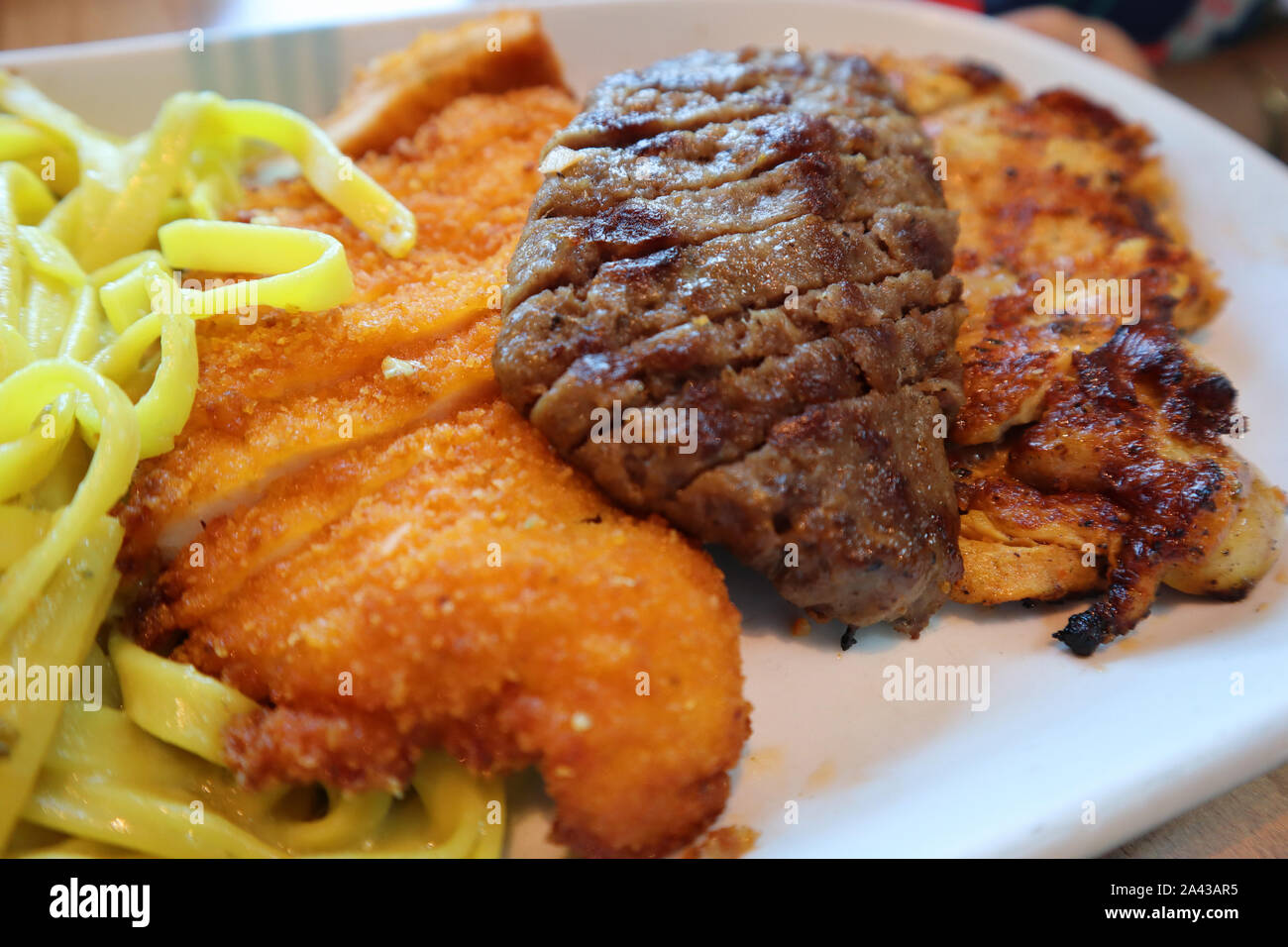 Köstliches Warmes frisches Essen in türkisches Restaurant. Gegrilltes Fleisch und Huhn. Stockfoto