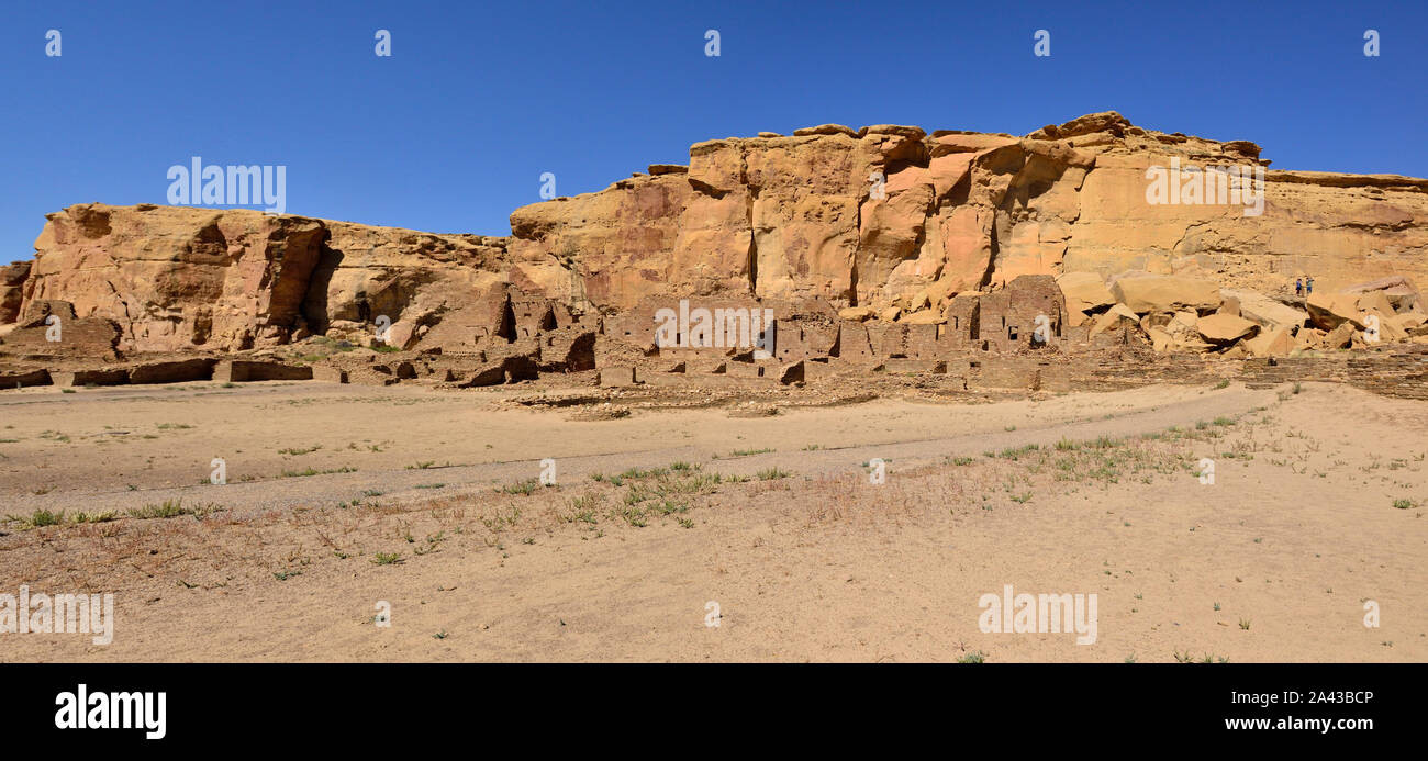 Bleibt der bedrohenden Felsen, fiel 1/22/1941 im Hintergrund, 4-stöckiges Nord Zimmer Block, Kivas in der Plaza, Pueblo Bonito (850-1250 s), Chaco kann Stockfoto