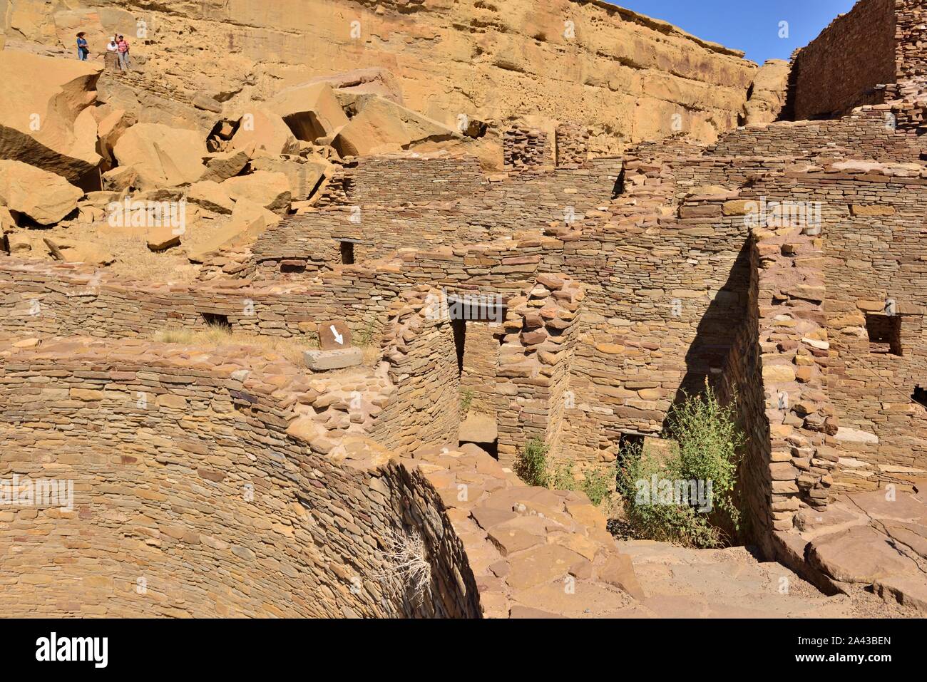 Bleibt der bedrohenden Felsen, fiel 1/22/1941 im Hintergrund, Kiva und mehrstöckigen Osten Zimmer Block, Pueblo Bonito (850-1250 s), Chaco Canyon, NM Stockfoto