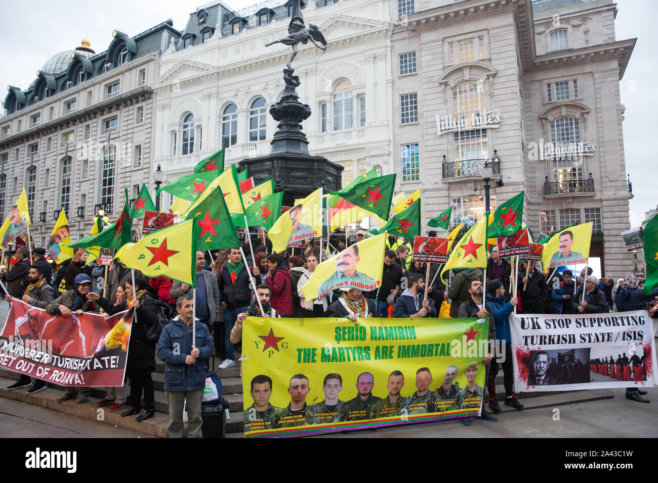 London, Großbritannien. 11. Oktober, 2019. Kurdischen Unterstützer der YPG Protest in Piccadilly Circus der Türkei Bodentruppen der Kurdischen besetzten Gebieten im Norden Syriens und für das Vereinigte Königreich zu nennen, nicht mehr zu unterstützen der türkischen Regierung. Die jüngsten UN-Berichte deuten darauf hin, dass 100.000 Leute haben bereits ihre Wohnungen im nördlichen Syrien als Ergebnis der türkischen Angriff flohen. Credit: Mark Kerrison/Alamy leben Nachrichten Stockfoto