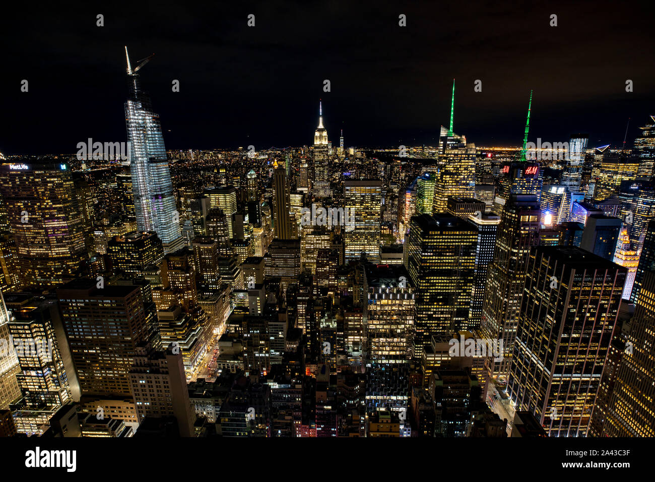 New York, USA. 10 Okt, 2019. Foto von oben auf den Felsen am Rockefeller Center genommen wird, zeigt die Nacht Blick auf Manhattan, New York, USA, am Okt. 10, 2019. Credit: Li Muzi/Xinhua/Alamy leben Nachrichten Stockfoto