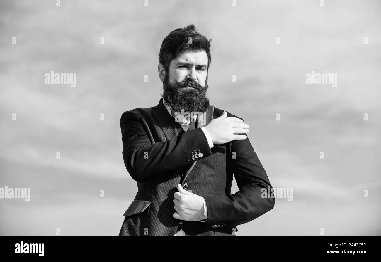 Morgen. Beginnen sie ihren Tag an Aids. Erfolg in der Zukunft. Männliche formale Art und Weise. Reifen Hipster mit Bart. brutale kaukasischen Hipster mit Schnurrbart. Bärtiger Mann. Unternehmer gegen den Himmel. Perfekt. Stockfoto
