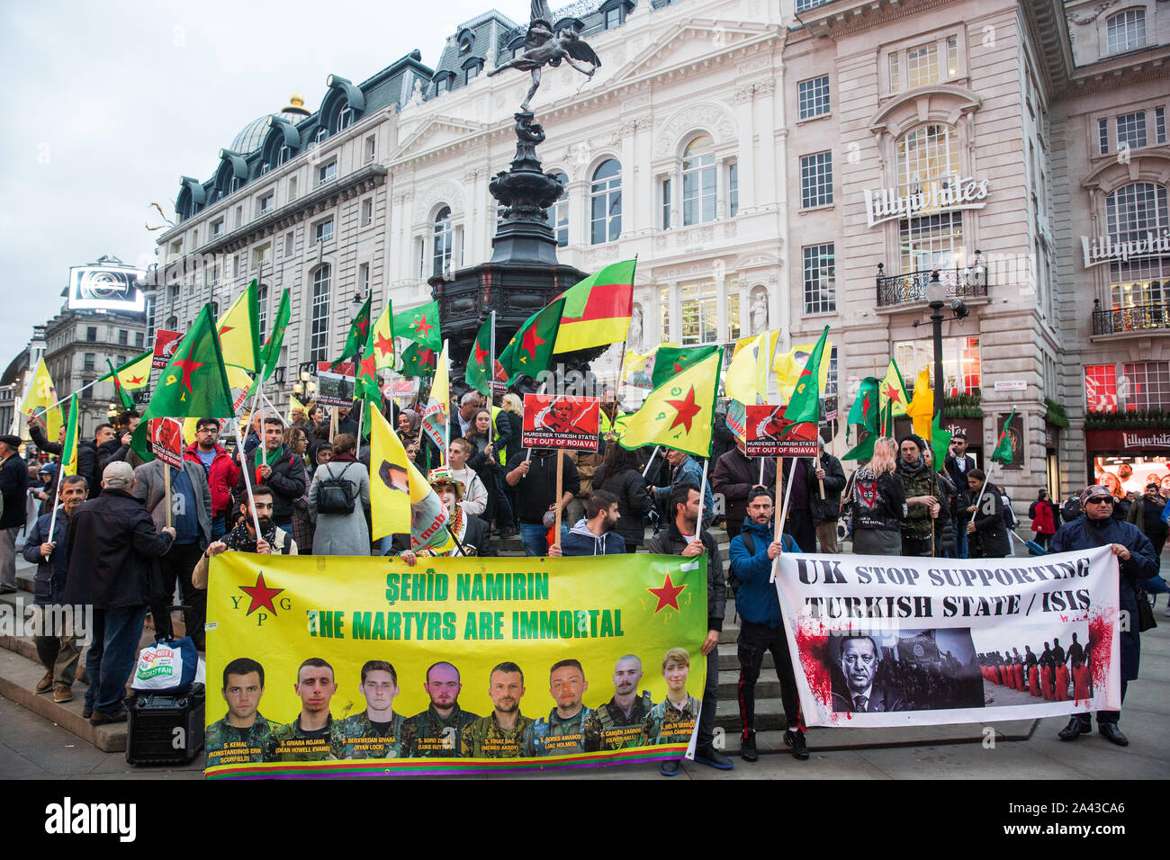 London, Großbritannien. 11. Oktober, 2019. Kurdischen Unterstützer der YPG Protest in Piccadilly Circus der Türkei Bodentruppen der Kurdischen besetzten Gebieten im Norden Syriens und für das Vereinigte Königreich zu nennen, nicht mehr zu unterstützen der türkischen Regierung. Die jüngsten UN-Berichte deuten darauf hin, dass 100.000 Leute haben bereits ihre Wohnungen im nördlichen Syrien als Ergebnis der türkischen Angriff flohen. Credit: Mark Kerrison/Alamy leben Nachrichten Stockfoto