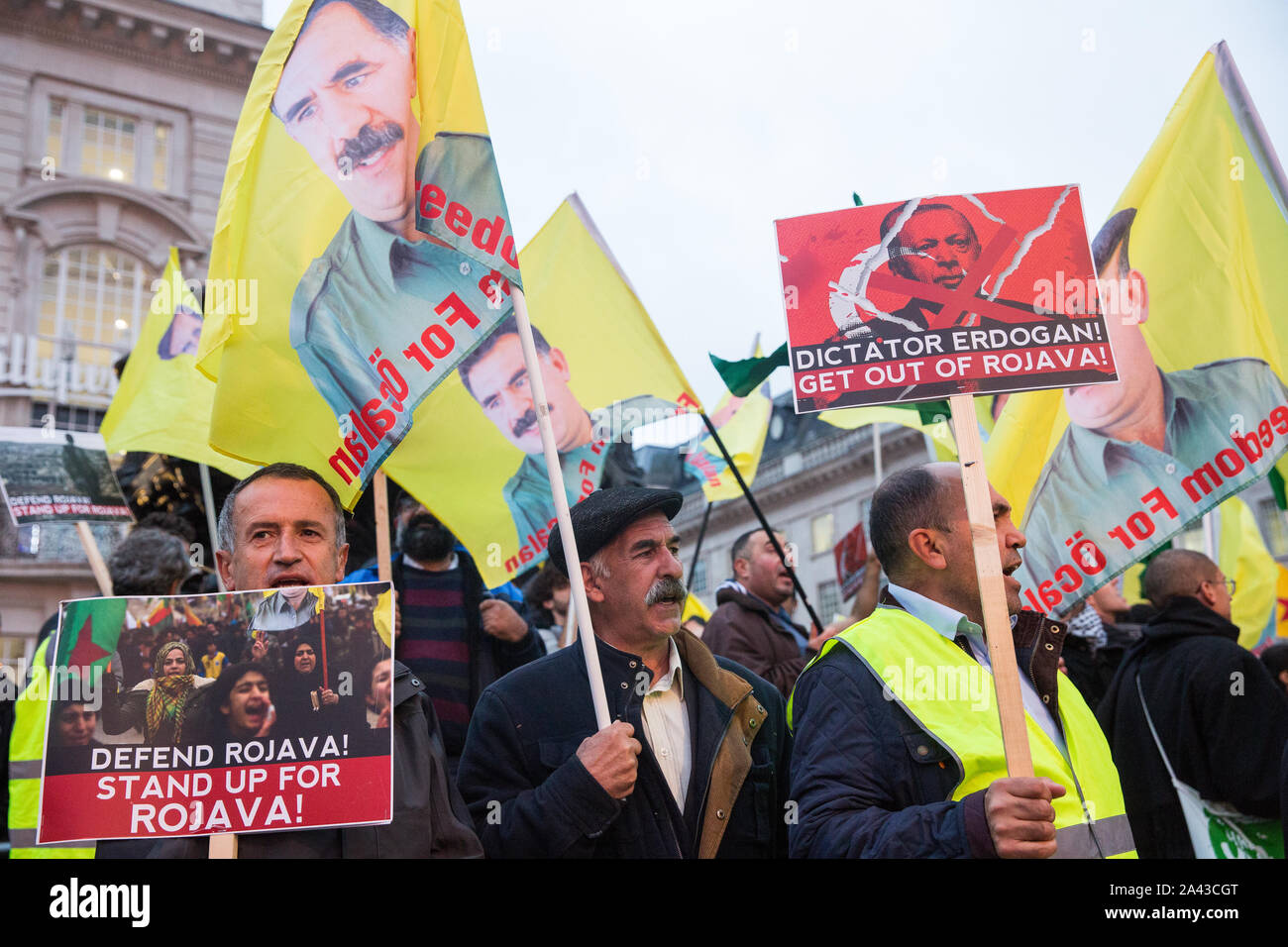 London, Großbritannien. 11. Oktober, 2019. Kurdischen Unterstützer der YPG Protest in Piccadilly Circus der Türkei Bodentruppen der Kurdischen besetzten Gebieten im Norden Syriens und für das Vereinigte Königreich zu nennen, nicht mehr zu unterstützen der türkischen Regierung. Die jüngsten UN-Berichte deuten darauf hin, dass 100.000 Leute haben bereits ihre Wohnungen im nördlichen Syrien als Ergebnis der türkischen Angriff flohen. Credit: Mark Kerrison/Alamy leben Nachrichten Stockfoto