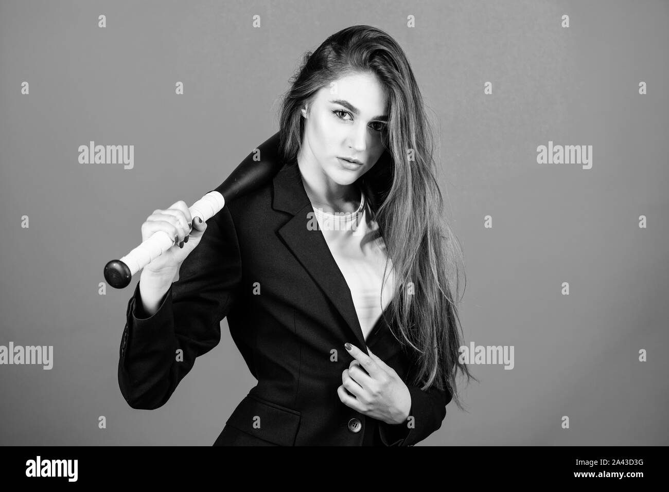 Business Lady Boss. Zeit erfordert entscheidende Maßnahmen. Vertrauen und Stärke. Das Spiel. Bauen Karriere. Frau hübsches Mädchen tragen formalen Jacke und halten Sie Baseball Bat. Business Strategie. Aggressiv. Stockfoto