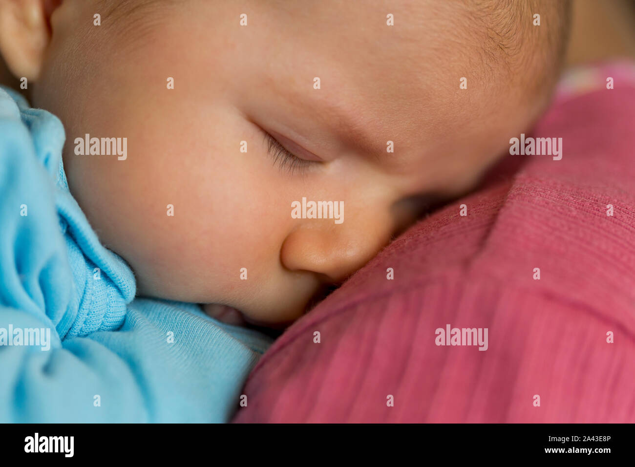 Ausschreibung Szene: Cute Baby friedlich schlafen im Arm der Mutter. Stockfoto