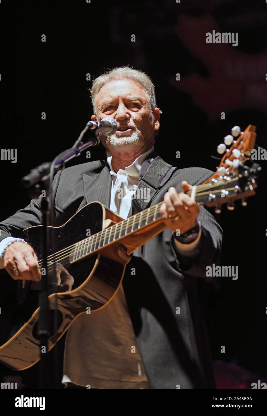 Hiawassee, GA, USA. 11 Okt, 2019. Larry Gatlin auf der Bühne für Gatlin Brothers im Konzert, Georgia Mountain Fairgrounds, Hiawassee, GA, 11. Oktober 2019. Credit: Derek Sturm/Everett Collection/Alamy leben Nachrichten Stockfoto