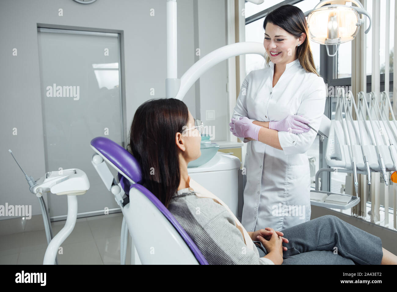 Eine Frau ist die Vorbereitung für eine zahnärztliche Untersuchung. Frau, die Zähne Zahnärzte untersucht. Stockfoto