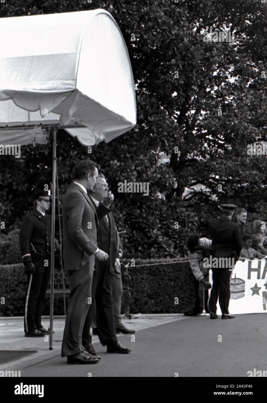 Washington DC. USA, 5. Februar 1984 Vice President George H.W. Bush und Attorney General benennen, Edwin Meese stand auf der südlichen Vorhalle Vordach wartet Präsident Ronald Reagan und First Lady Nancy Reagan nach ihrer Rückkehr aus Camp David zu begrüßen Stockfoto