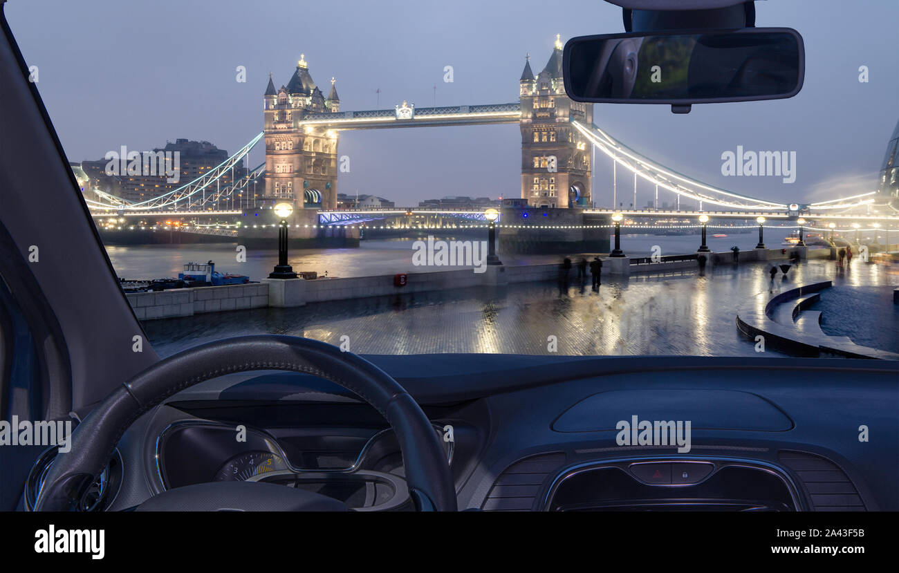 Schauen durch ein Auto die Windschutzscheibe mit Blick auf die Tower Bridge bei Nacht, Wahrzeichen in London, Großbritannien Stockfoto
