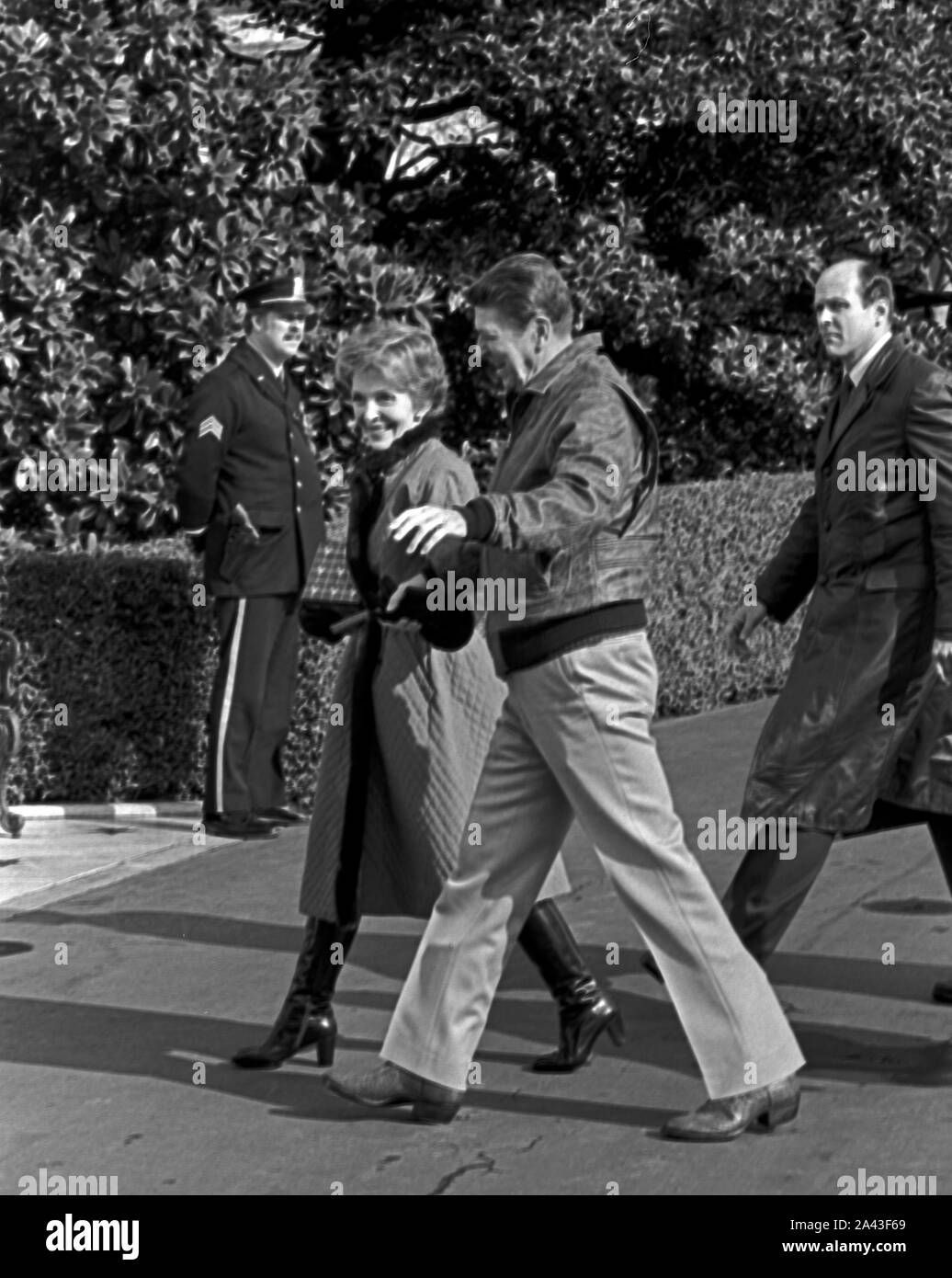Washington DC. USA, Februar 5, 1984 Präsident Ronald Reagan und First Lady Nancy Reagan retuning an das Weiße Haus nach dem Wochenende in Camp David zu Fuß von Marine One im Süden Portico Tür Stockfoto