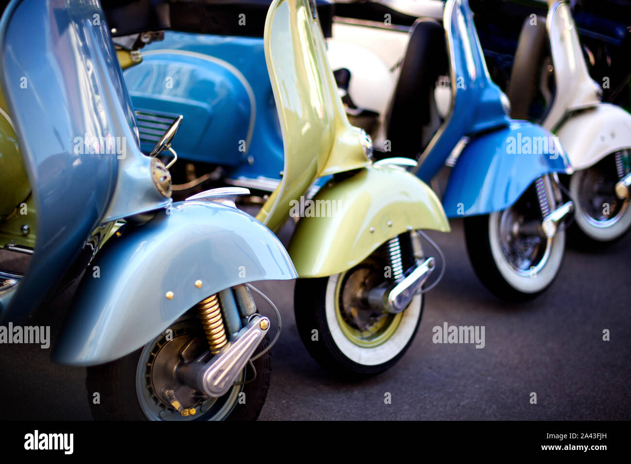 Reihe der Italienischen Roller parken Stockfoto