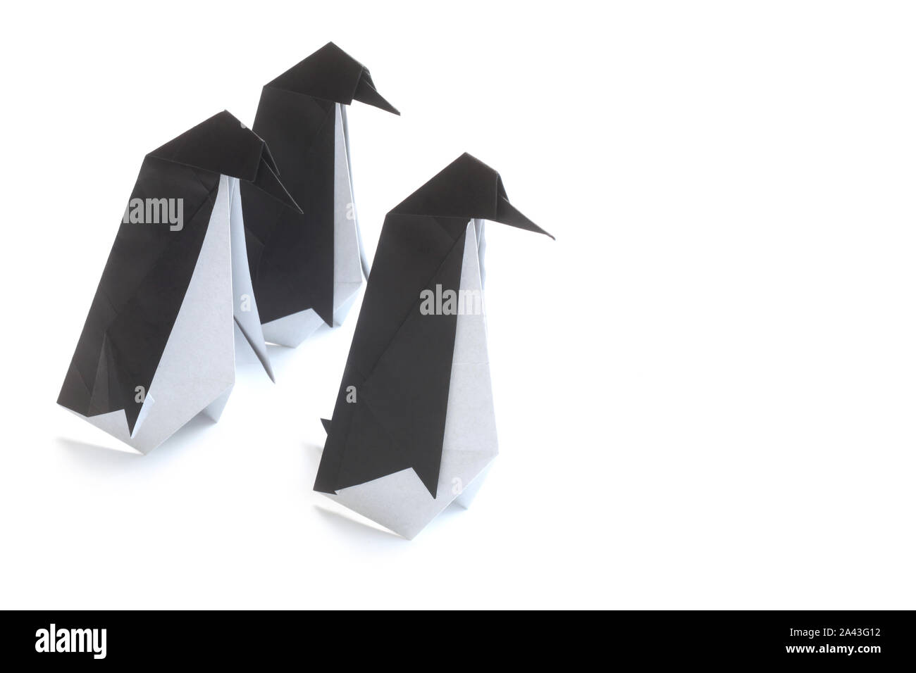 Origami Pinguine isoliert auf weißem Stockfoto