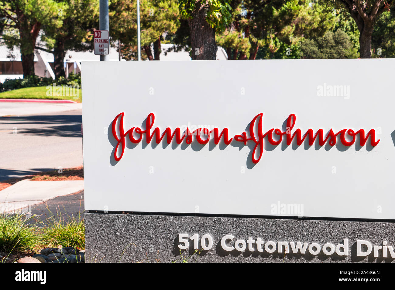 Okt 9, 2019 Milpitas/CA/USA - Johnson&Johnson Logo in Ihren Büros im Silicon Valley; Johnson & Johnson ist ein US-amerikanischer multinationaler corporatio Stockfoto