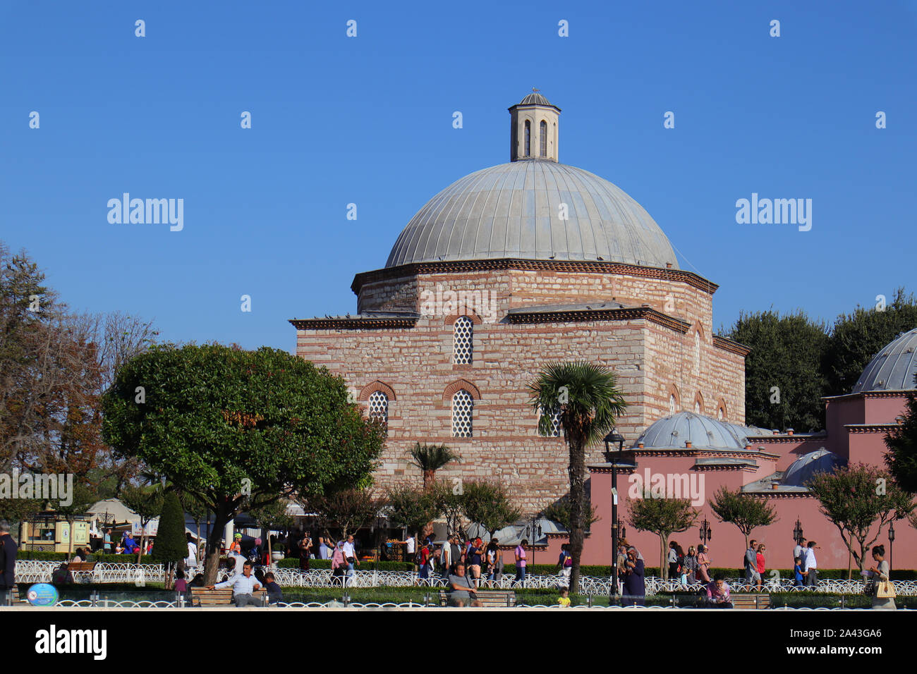 Fatih Sultan Ahmet, Istanbul/Türkei - am 14. September 2019: Hagia Sophia Kuppeln und Minaretten in der Altstadt von Istanbul. Stockfoto