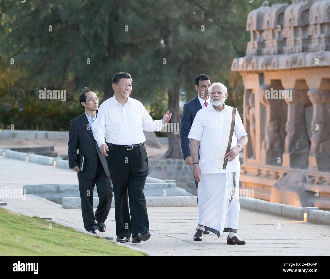 Chennai, Indien. 11 Okt, 2019. Indische Ministerpräsident Narendra Modi gibt der chinesische Präsident Xi Jinping eine geführte Tour der Gruppe von Denkmälern in Mahabalipuram, Indien, Okt. 11, 2019. Der chinesische Präsident Xi Jinping met mit indischen Ministerpräsidenten Narendra Modi in der südindischen Stadt Chennai am Freitag. Credit: Wang Ye/Xinhua/Alamy leben Nachrichten Stockfoto