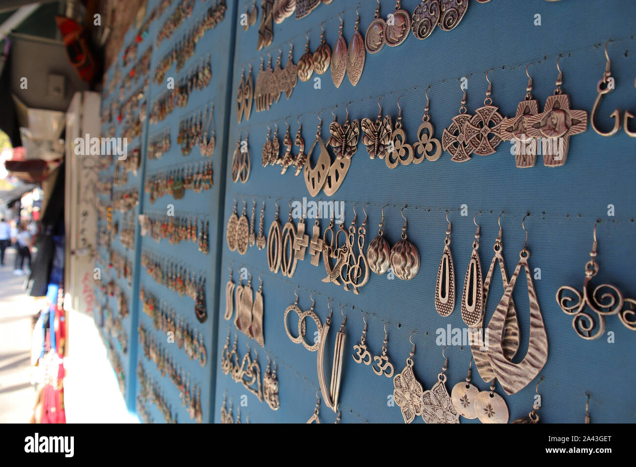 Fatih Sultan Ahmet, Istanbul/Türkei - am 14. September 2019: eine dekorative handgefertigte Silber traditionelle Zubehör im Laden zum Verkauf. Stockfoto