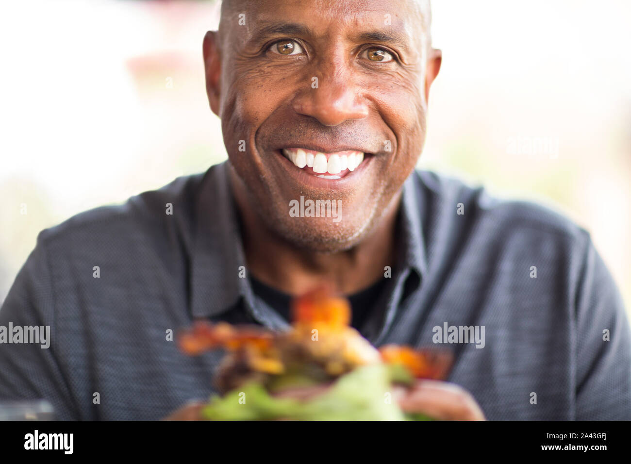 African American man Essen einen Burger ohne das Brötchen. Stockfoto