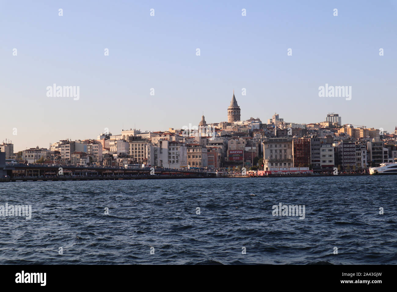 Fatih Eminönü Istanbul/Türkei - am 14. September 2019: Die schöne alte Stadt in Kadiköy und Galata Tower im Rücken. Stockfoto