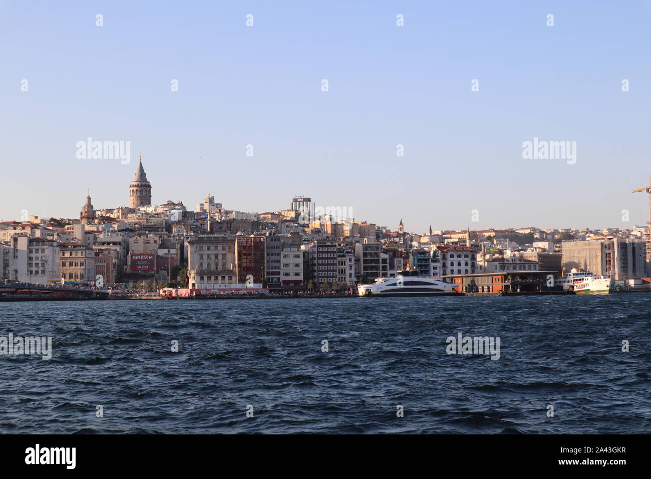 Fatih Eminönü Istanbul/Türkei - am 14. September 2019: Die schöne alte Stadt in Kadiköy und Galata Tower im Rücken. Stockfoto