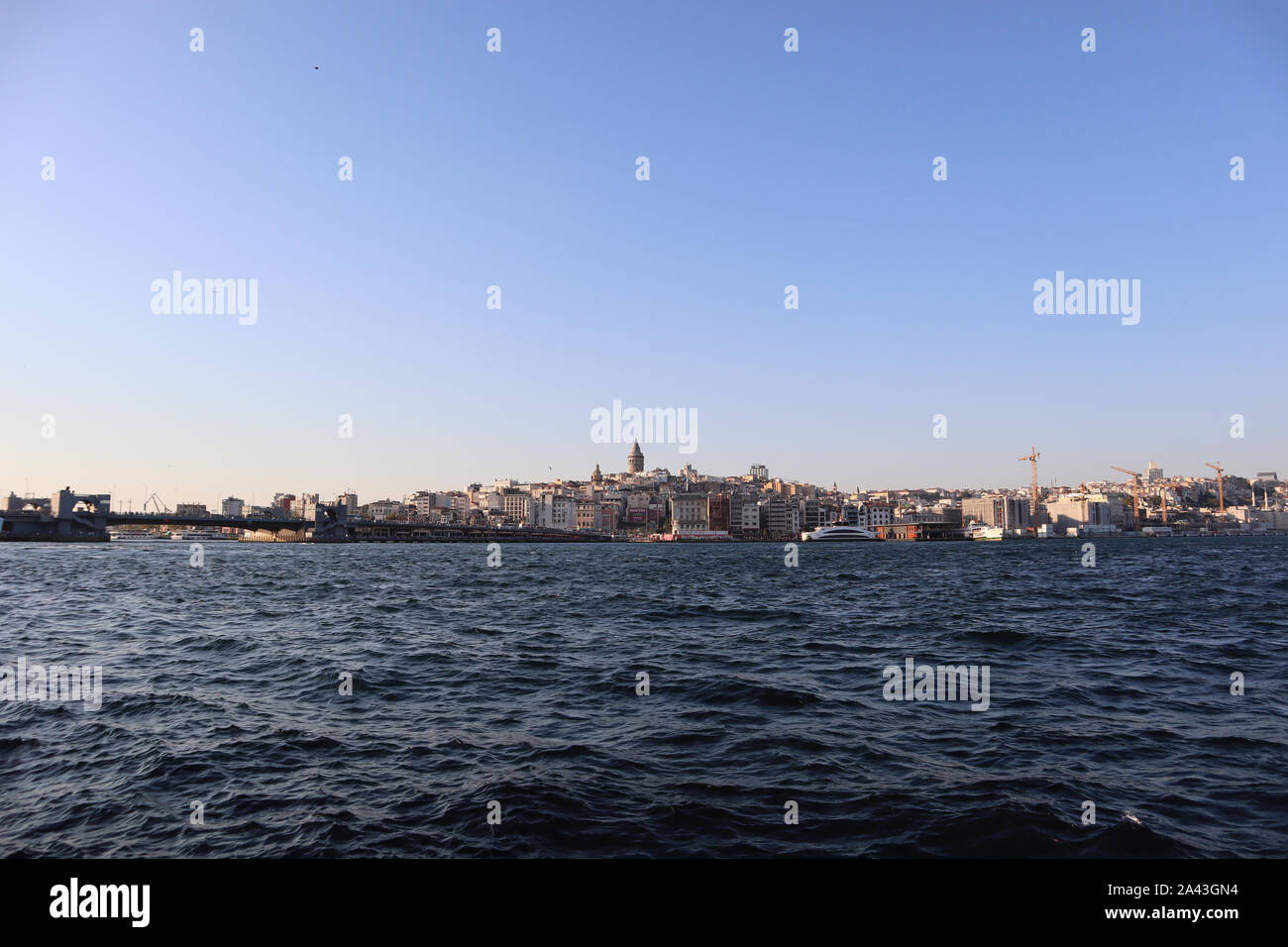 Fatih Eminönü Istanbul/Türkei - am 14. September 2019: Die schöne alte Stadt in Kadiköy und Galata Tower im Rücken. Stockfoto