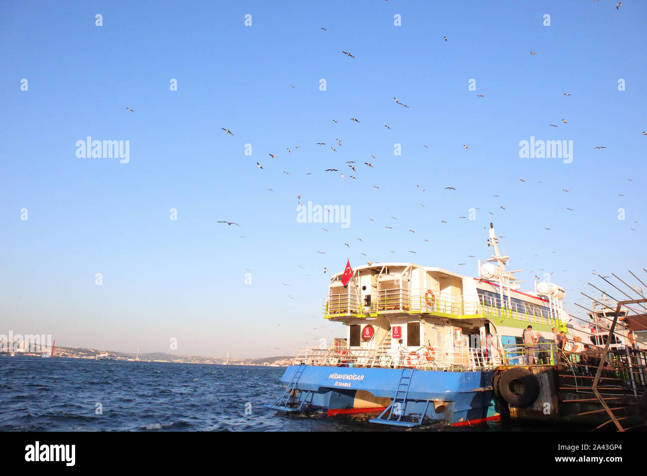 Fatih Eminönü Istanbul/Türkei - am 14. September 2019: ein großes Boot in Eminönü und Galata Tower im Rücken steigen. Stockfoto