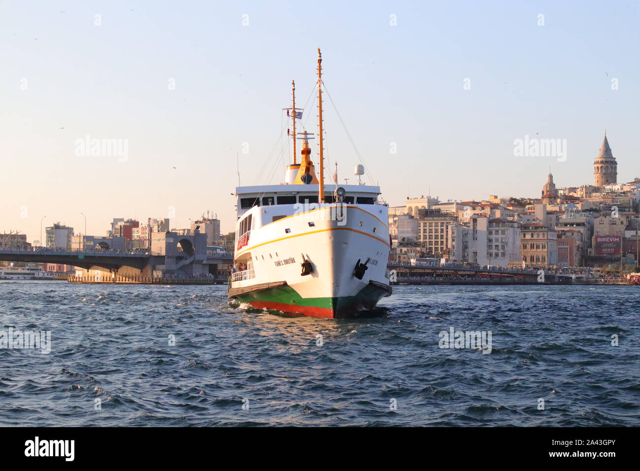 Fatih Eminönü Istanbul/Türkei - am 14. September 2019: ein großes Boot in Eminönü und Galata Tower im Rücken steigen. Stockfoto
