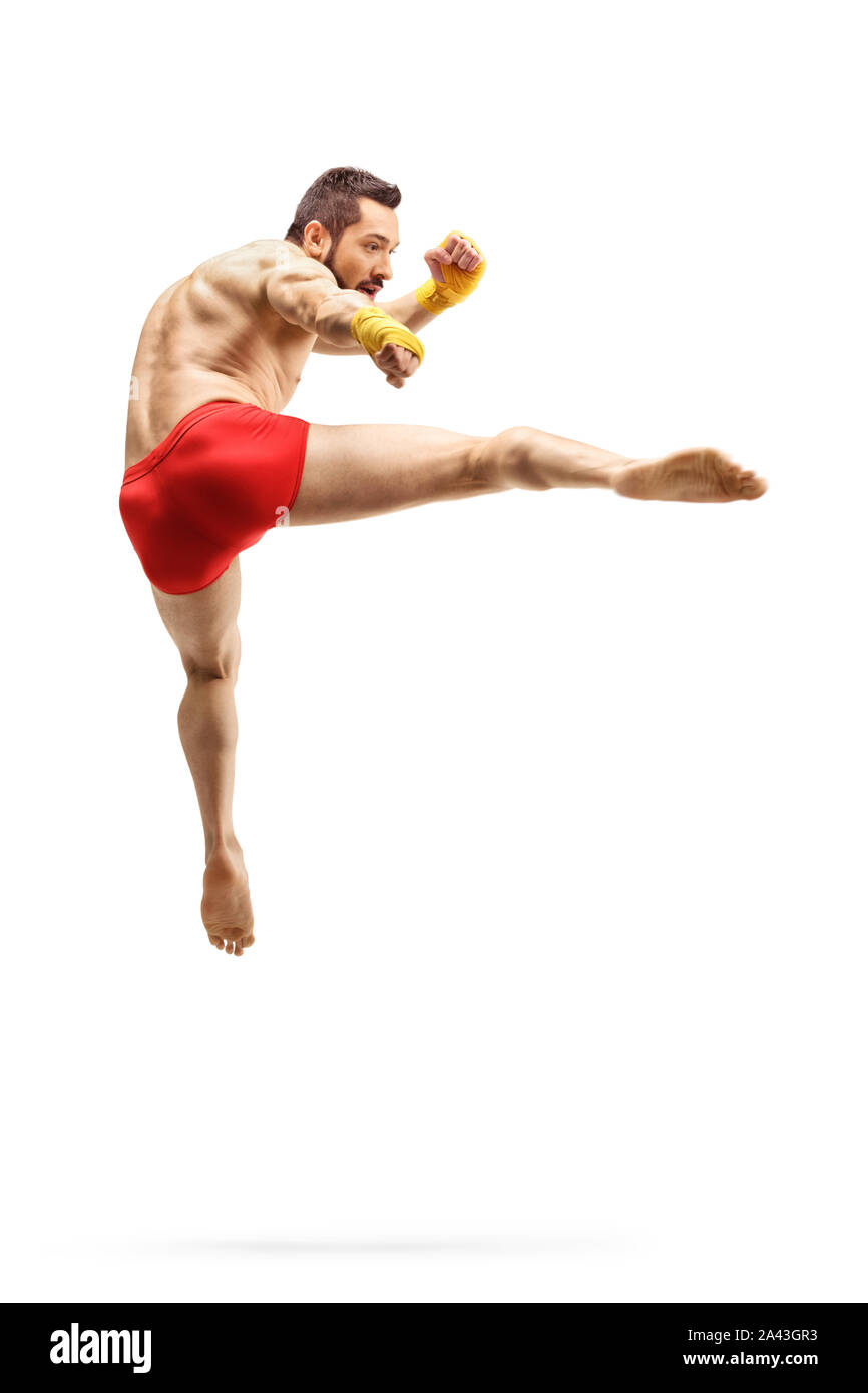 Volle Länge Schuß eines jungen männlichen kickboxer Durchführung springen Kick auf weißem Hintergrund Stockfoto