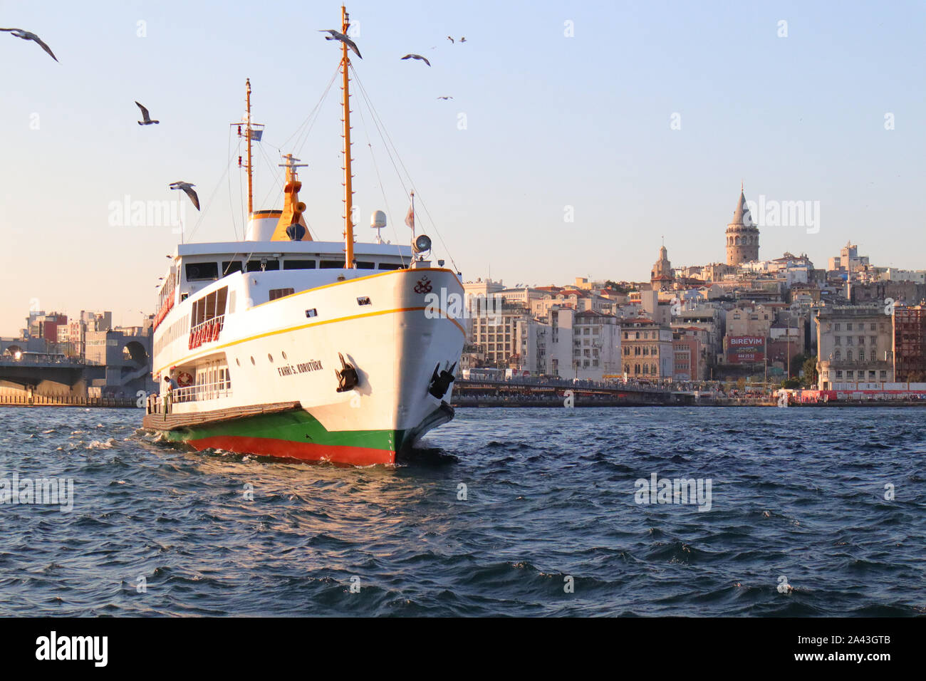 Fatih Eminönü Istanbul/Türkei - am 14. September 2019: ein großes Boot in Eminönü und Galata Tower im Rücken steigen. Stockfoto