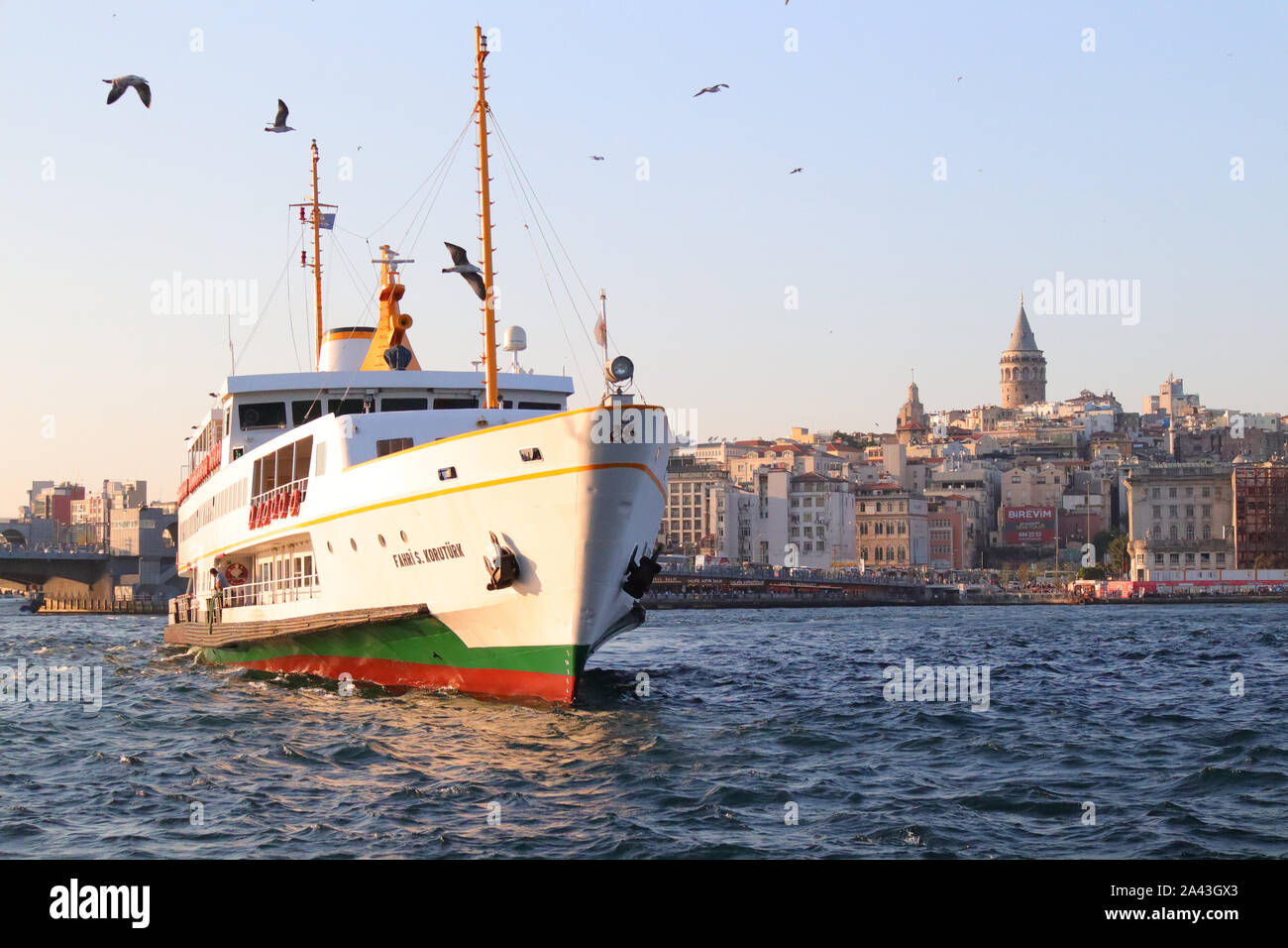 Fatih Eminönü Istanbul/Türkei - am 14. September 2019: ein großes Boot in Eminönü und Galata Tower im Rücken steigen. Stockfoto