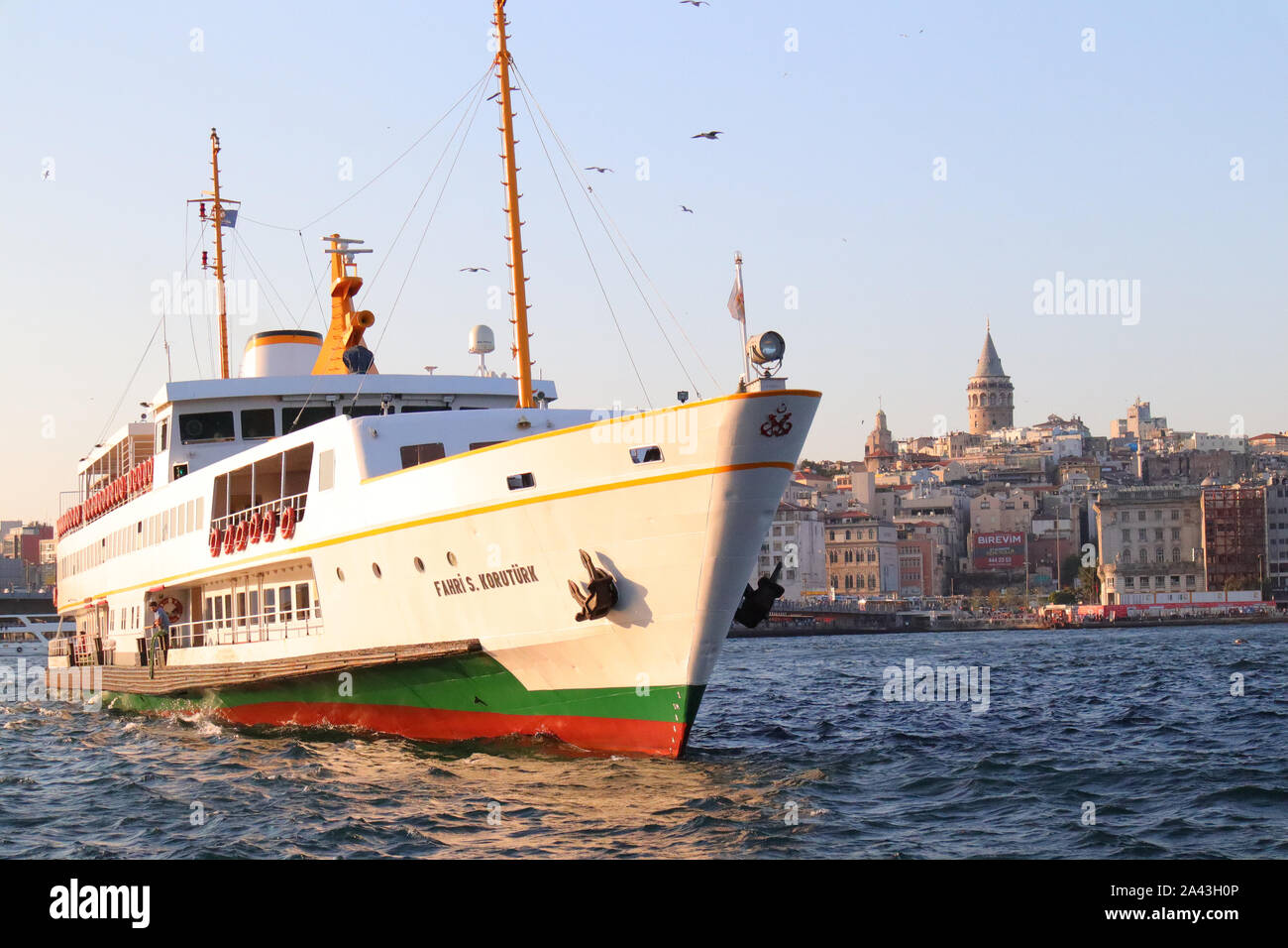 Fatih Eminönü Istanbul/Türkei - am 14. September 2019: ein großes Boot in Eminönü und Galata Tower im Rücken steigen. Stockfoto