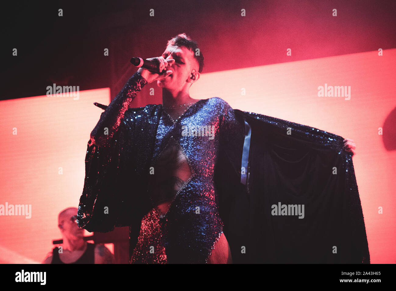 TEATRO DELLA CONCORDIA, Venaria, Italien - 2019/10/11: Die Italienische trapper Achille Lauro führt live am Teatro della Concordia in Venaria Stockfoto