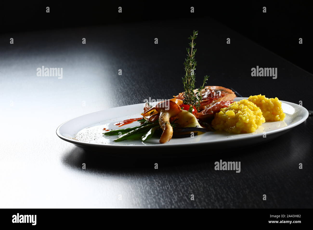 Essen die Platten auf der Tischplatte, bereit für die Gäste in einer dunklen Umgebung zu Stockfoto