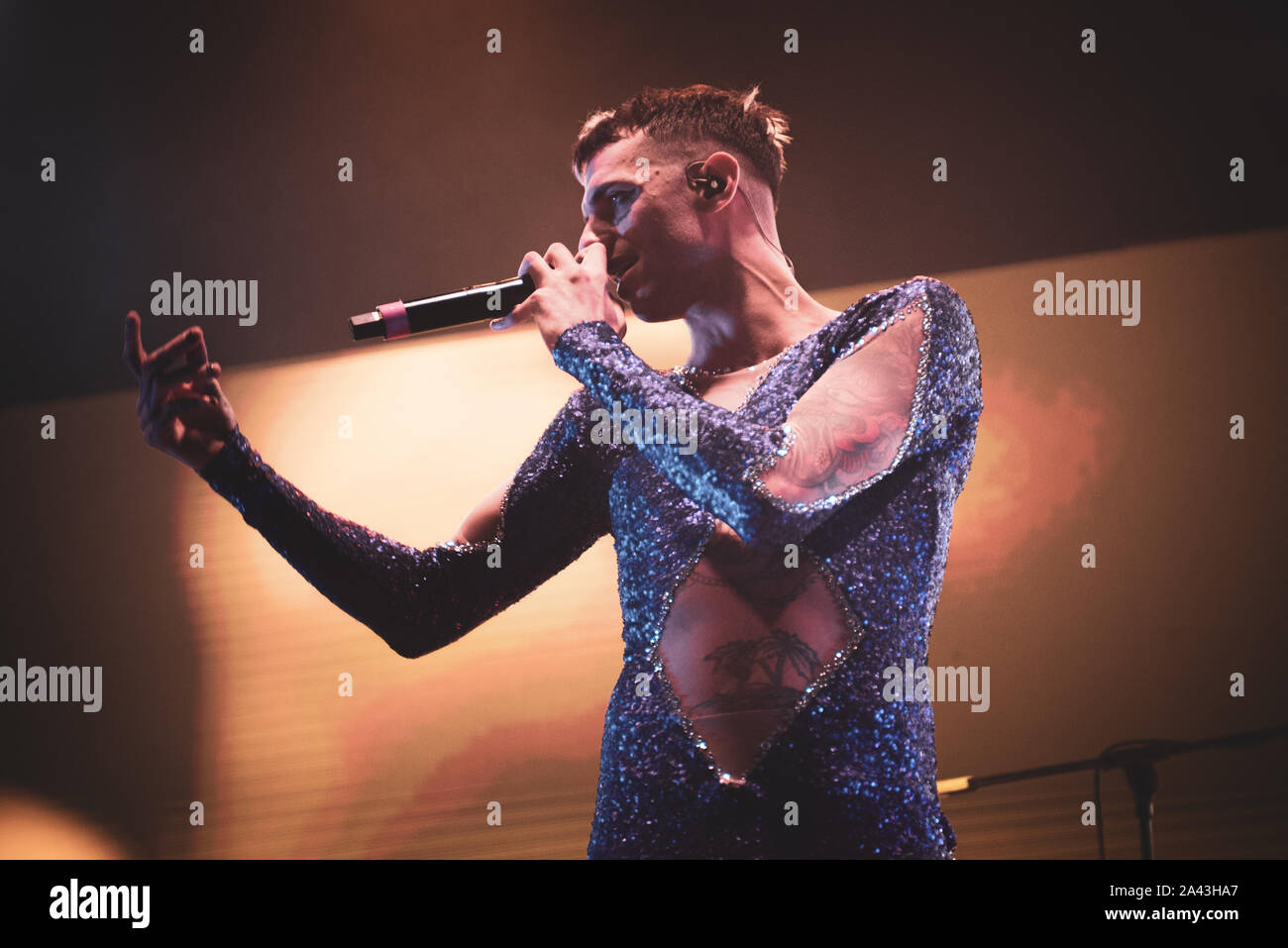 TEATRO DELLA CONCORDIA, Venaria, Italien - 2019/10/11: Die Italienische trapper Achille Lauro führt live am Teatro della Concordia in Venaria Stockfoto