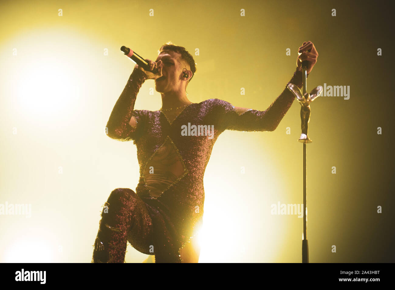 TEATRO DELLA CONCORDIA, Venaria, Italien - 2019/10/11: Die Italienische trapper Achille Lauro führt live am Teatro della Concordia in Venaria Stockfoto